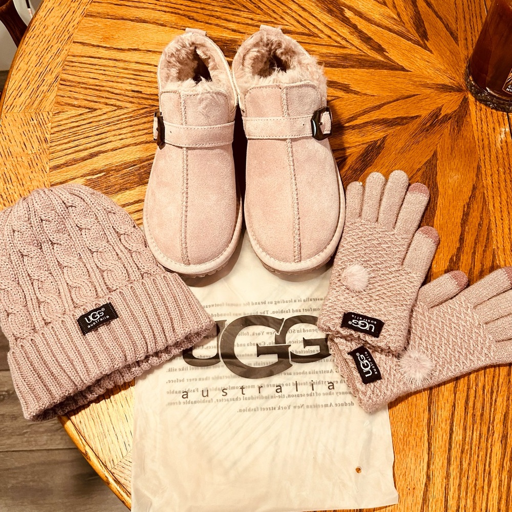 UGG LOAFERS HAT AND GLOVES